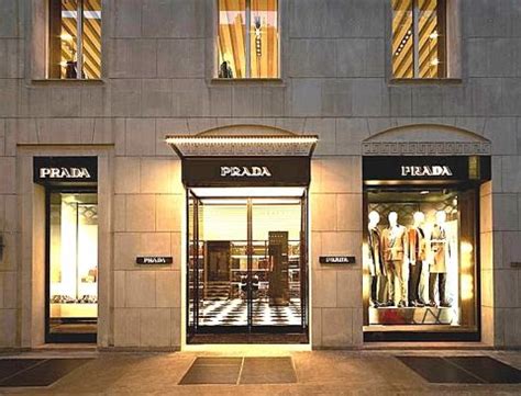 prada donna via montenapoleone milano